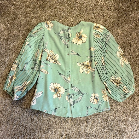 Floral blouse with draped pleated sleeves - Picture 2 of 5